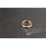 AN ANTIQUE 9CT ROSE GOLD WEDDING RING