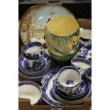 A TRAY OF ASSORTED CERAMICS TO INCLUDE ROYAL DOULTON BALLOON SELLER PLATES, EARLY BLUE AND WHITE
