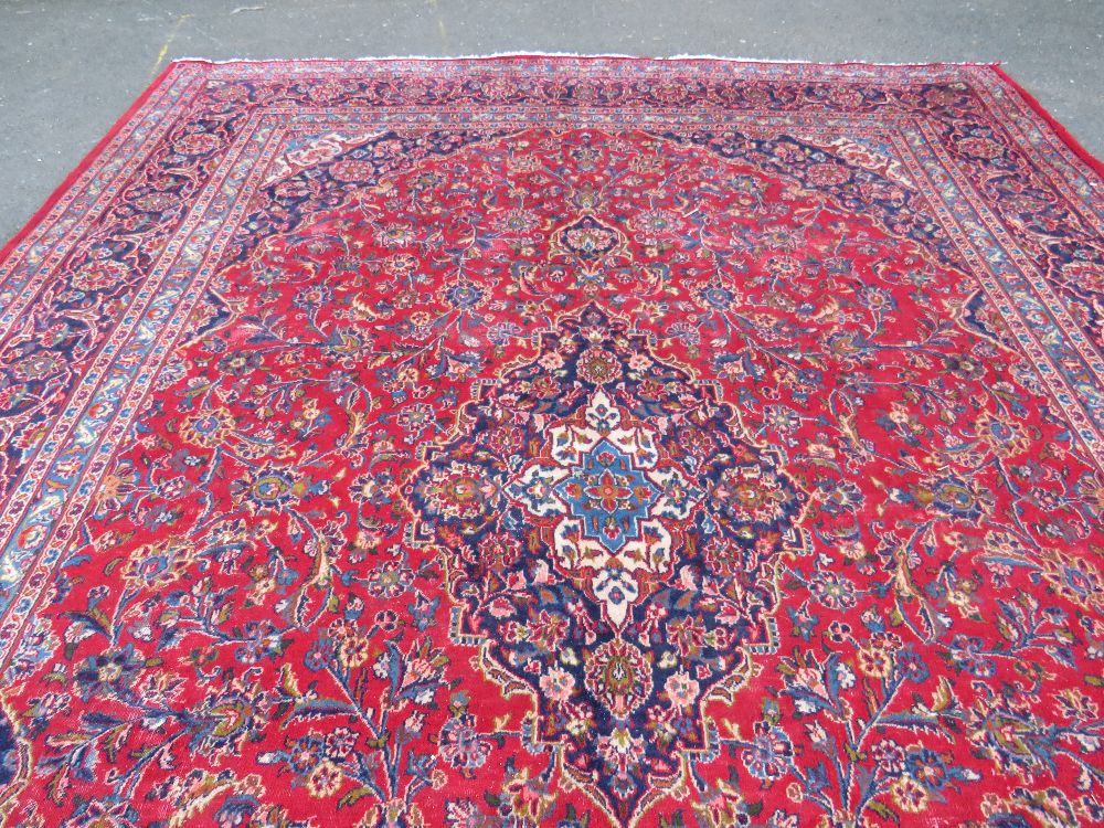 A LARGE RED / BLUE GROUND CARPET, APPROX 389 X 297 CM - WEAR THROUGHOUT - Image 5 of 8