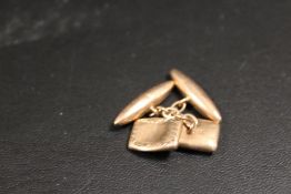 A PAIR OF VINTAGE 9CT GOLD CUFFLINKS