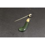 A 9CT GOLD SAPPHIRE PIN AND 9CT GOLD MOUNTED JADE PENDANT