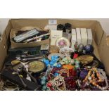 A TRAY OF ASSORTED COSTUME JEWELLERY AND SUNDRIES TO INCLUDE COMPACTS