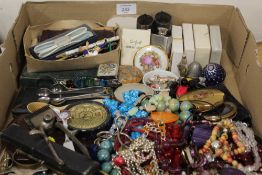 A TRAY OF ASSORTED COSTUME JEWELLERY AND SUNDRIES TO INCLUDE COMPACTS