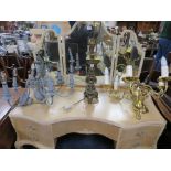 TWO TRADITIONAL BRASS EFFECT CHANDELIERS, A PAINTED CHANDELIERS AND A TABLE LAMP (4)