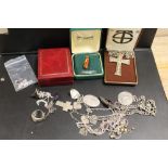 A SMALL BAG OF SILVER JEWELLERY ETC TO INCLUDE BANGLES, WATCHES ETC