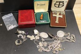 A SMALL BAG OF SILVER JEWELLERY ETC TO INCLUDE BANGLES, WATCHES ETC