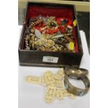 A SMALL BOX OF COLLECTABLES AND COSTUME JEWELLERY TO INCLUDE HATPIN, BANGLES ETC