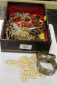 A SMALL BOX OF COLLECTABLES AND COSTUME JEWELLERY TO INCLUDE HATPIN, BANGLES ETC