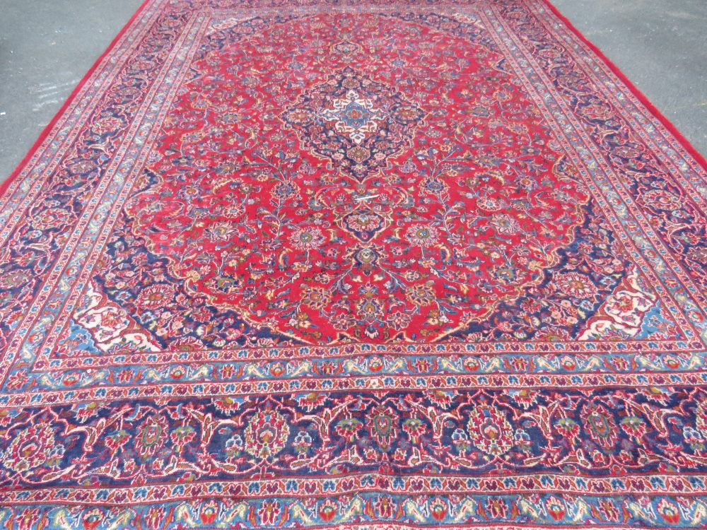 A LARGE RED / BLUE GROUND CARPET, APPROX 389 X 297 CM - WEAR THROUGHOUT - Image 6 of 8