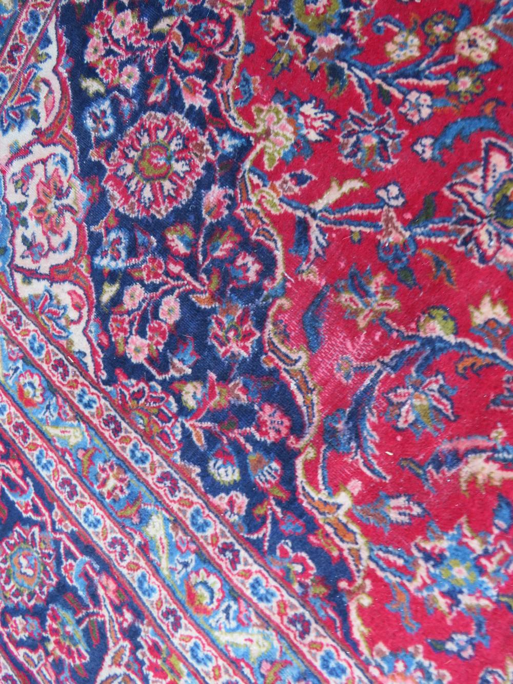 A LARGE RED / BLUE GROUND CARPET, APPROX 389 X 297 CM - WEAR THROUGHOUT - Image 4 of 8