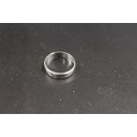 A 9CT WHITE GOLD WEDDING RING
