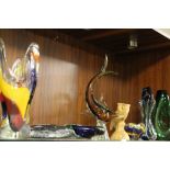 A SELECTION OF STUDIO GLASS TO INCLUDE A MURANO STYLE SWORD FISH TOGETHER WITH A FOSSIL AND A CARVED