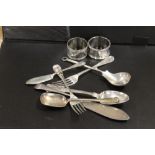 A BAG OF HALLMARKED SILVER AND SILVER PLATED WARE TO INCLUDE A SILVER SPOON AND FORK