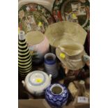 A TRAY OF ASSORTED CERAMICS TO INC WEDGWOOD QUEENSWARE & A ROYAL DOULTON JUG 'THE POACHER'