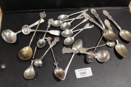 A BAG OF ASSORTED HALLMARKED SILVER SPOONS ETC TO INCLUDE AMERICAN EXAMPLES