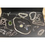 A BAG OF ASSORTED WHITE METAL JEWELLERY TO INCLUDE SILVER EXAMPLES