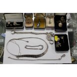 A TRAY OF ASSORTED JEWELLERY TO INCLUDE SILVER EXAMPLES, A WEDGWOOD BLACK JASPERWARE PENDANT ETC