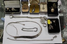 A TRAY OF ASSORTED JEWELLERY TO INCLUDE SILVER EXAMPLES, A WEDGWOOD BLACK JASPERWARE PENDANT ETC