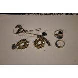 A COLLECTION OF ASSORTED JEWELLERY TO INCLUDE EARINGS, RINGS ETC