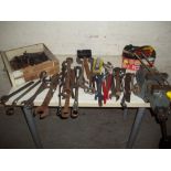 A SELECTION OF TOOLS, TO INCLUDE A RECORD ENGINEERS VICE AND KINGDICK AND BRITOOL SPANNERS