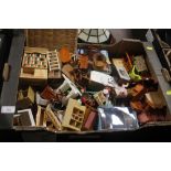 TRAY OF DOLLS HOUSE FURNITURE ( TRAY NOT INCLUDED)