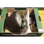 A BOX OF COLLECTABLES TO INCLUDE A SMITHS BAKERLIKE MANTLE CLOCK