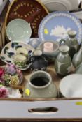 A TRAY OF ASSORTED CERAMICS TO INCLUDE A SMALL BLACK AND WHITE WEDGWOOD PORTLAND STYLE VASE, GREEN