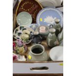 A TRAY OF ASSORTED CERAMICS TO INCLUDE A SMALL BLACK AND WHITE WEDGWOOD PORTLAND STYLE VASE, GREEN