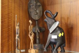 A SELECTION OF TREEN TO INCLUDE CARVED TRIBAL FIGURES