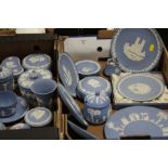 TWO TRAYS OF ASSORTED WEDGWOOD BLUE JASPERWARE TO INCLUDE LIDDED TRINKETS, LIDDED PRESERVE POT ETC