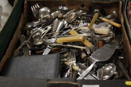 A TRAY OF ASSORTED FLATWARE