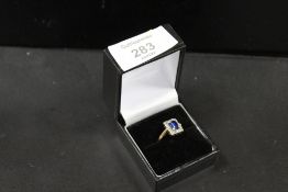 A HALLMARKED 9CT GOLD RING SET WITH A CENTRAL BLUE STONE - APPROX WEIGHT 3.2 G