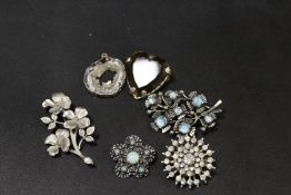 A SELECTION OF VINTAGE COSTUME BROOCHES, TO INCLUDE A HALLMARKED SILVER FLORAL SPRAY EXAMPLE