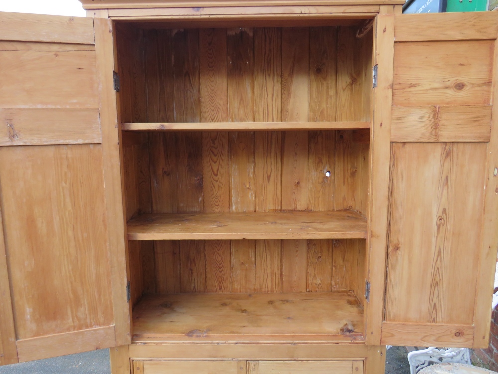 AN ANTIQUE PINE LARGE FOUR DOOR CUPBOARD H-212 W-102 CM - Image 3 of 5