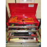 A LOCKABLE CLARKE HD PLUS FIVE DRAWER TOOL CABINET WITH VARIOUS SPECIALISED HAND TOOLS, TO INCLUDE