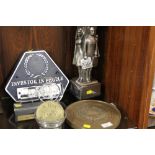 A VINTAGE CAST METAL RETAILER AWARD TOGETHER WITH VARIOUS OTHER AWARDS / PLAQUES AND METALWARE ETC