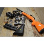 A ORANGE AIRSOFT BB RIFLE TOGETHER WITH AN ASSORTMENT OF AIR AND BB GUN PARTS