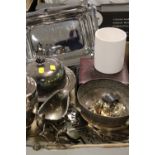 A TRAY OF ASSORTED METALWARE TO INCLUDE A SILVER PLATED WATER JUG BY WALKER & HALL, CONTINENTAL