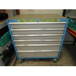 A LARGE STEEL SEVEN DRAWER WORKSHOP CABINET ON CASTOR WHEELS - W 92 cm, D 62 cm, H 98 cm