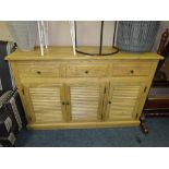 A MODERN OAK STYLE SIDEBOARD W-140 CM