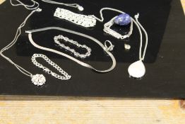 A COLLECTION OF SILVER AND WHITE METAL MODERN JEWELLERY TO INCLUDE THREE SILVER BRACELETS, PENDANT