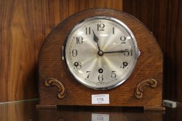 A VINTAGE OAK MANTLE CLOCK