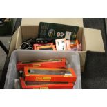 A BOX OF MOSTLY MODEL RAILWAY ROLLING STOCK TO INCLUDE TRIANG & HORNBY