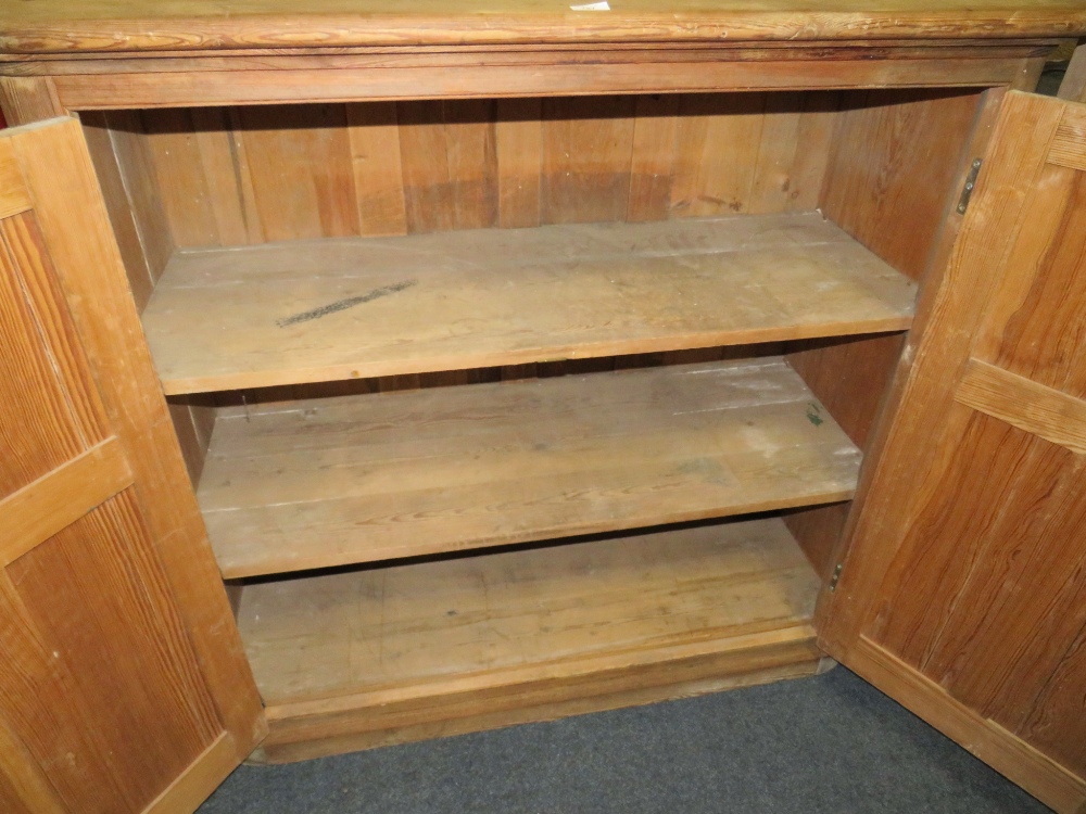 A LARGE PINE TWO DOOR CUPBOARD H-122 W-131 CM - Image 3 of 3