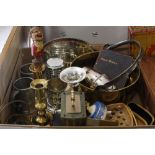 A TRAY OF ASSORTED METALWARE ETC TO INCLUDE BRASS CANDLESTICKS, SMALL BRASS JAM PAN ETC