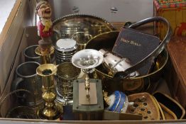 A TRAY OF ASSORTED METALWARE ETC TO INCLUDE BRASS CANDLESTICKS, SMALL BRASS JAM PAN ETC