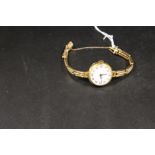 A HALLMARKED 18CT GOLD LADIES WRISTWATCH WITH ENGRAVING TO REVERSE OF BACK CASING, ON UNMARKED