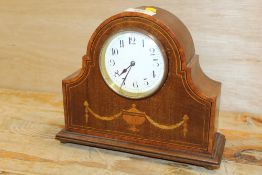 A MAHOGANY CASED EDWARDIAN MANTLE CLOCK