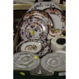 A TRAY OF ASSORTED CERAMICS AND GLASSWARE TO INCLUDE IMARI IRONSTONE PLATE ETC