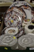A TRAY OF ASSORTED CERAMICS AND GLASSWARE TO INCLUDE IMARI IRONSTONE PLATE ETC